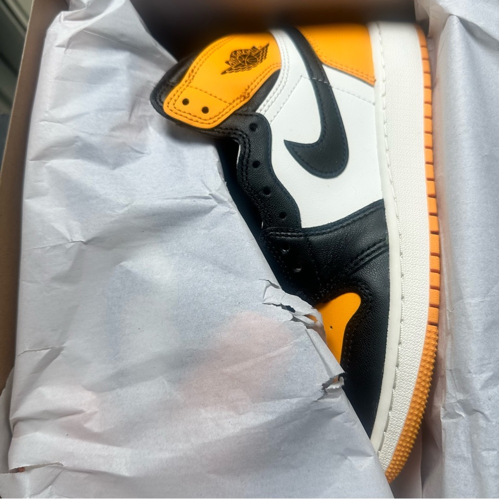 Nike Air Jordan 1 Retro High OG in Black and Yellow
